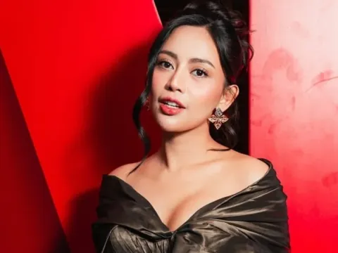 Rachel vennya bunga di tepi jurang