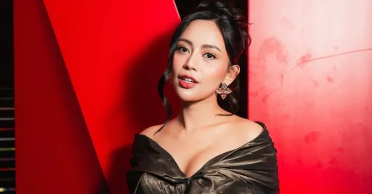 Rachel vennya bunga di tepi jurang