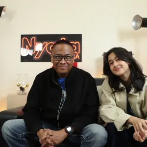 Rudi Soedjarwo dan Keisya Levronka