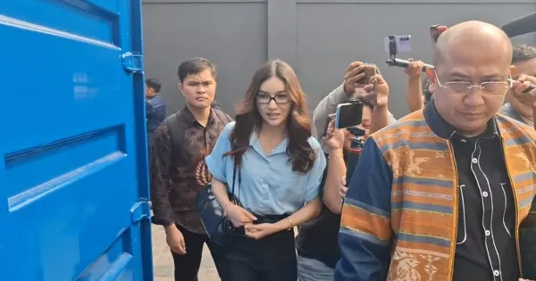 Sarwendah didampingi Chris Sam Siwu di Pengadilan Negeri Jakarta Selatan Sarwendah didampingi Chris Sam Siwu di Pengadilan Negeri Jakarta Selatan