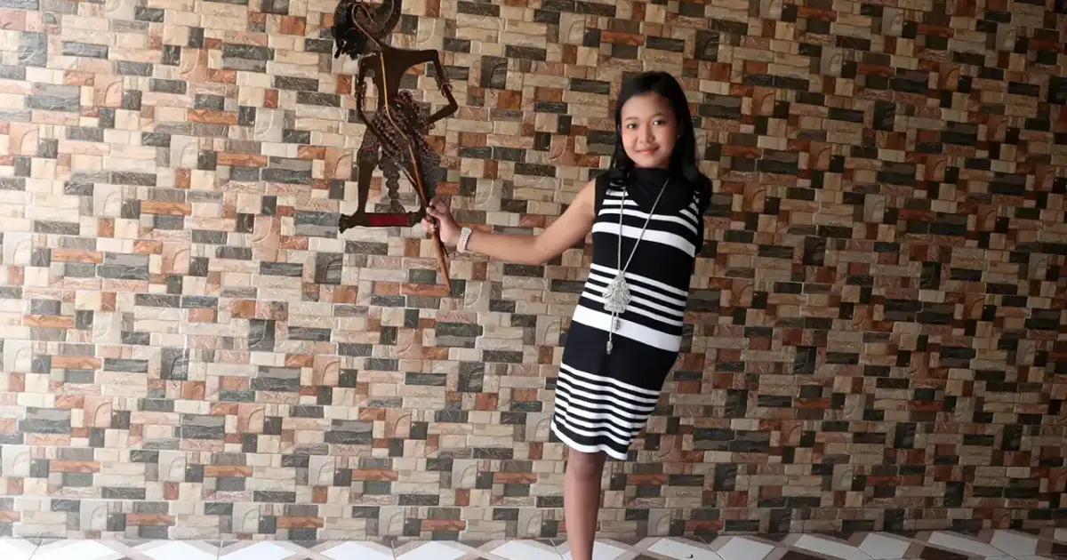 Savia bersama wayang kulit Gatotkaca hadiah dari sang Ayah