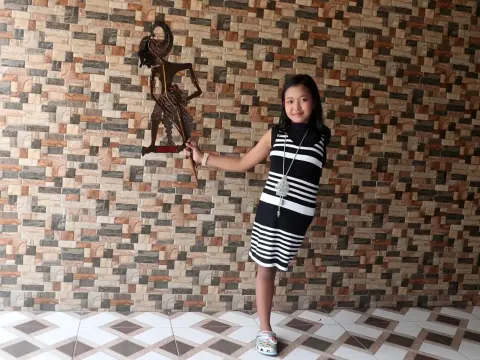 Savia bersama wayang kulit Gatotkaca hadiah dari sang Ayah