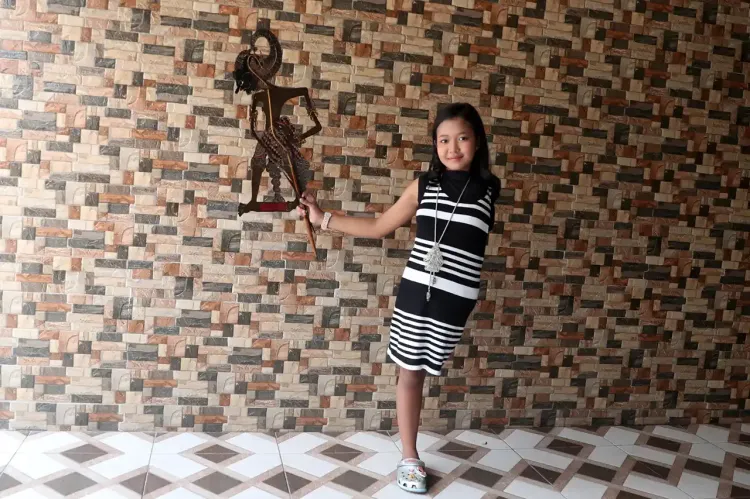 Savia bersama wayang kulit Gatotkaca hadiah dari sang Ayah