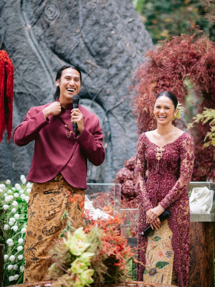 Sean Gelael dan Hana Malasan Sean Gelael dan Hana Malasan serasi dalam balutan busana merah. Foto: Dok. Instagram @hanamalasan