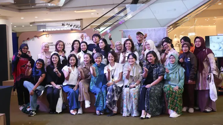 Sesi foto bersama usai jalannya workshop kolaborasi antara Purana dan Vicenza Sesi foto bersama usai jalannya workshop kolaborasi antara Purana dan Vicenza