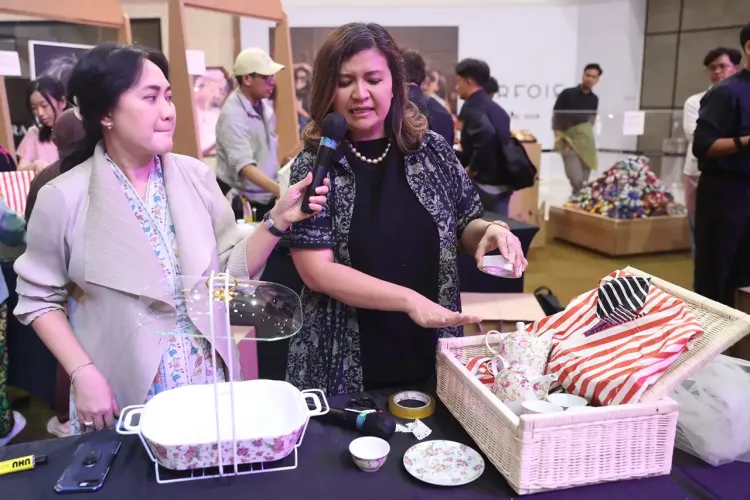 Sesi workshop kombinasi kain perca dan koleksi Vicenza dalam satu hampers Sesi workshop kombinasi kain perca dan koleksi Vicenza dalam satu hampers