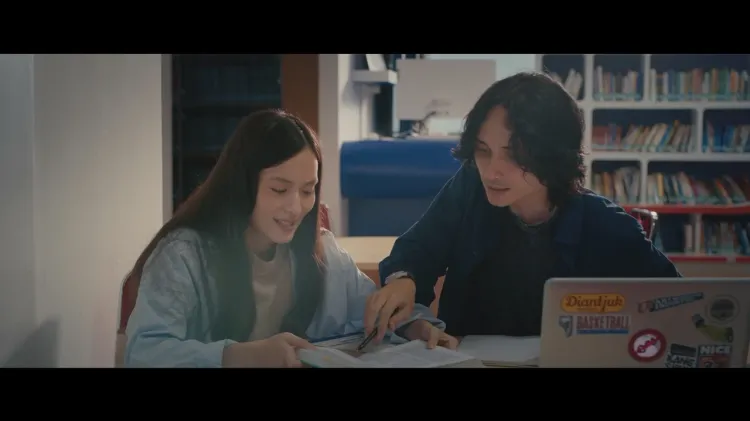 Shanna Shannon dan Samo Rafael dalam Film Dan Bandung