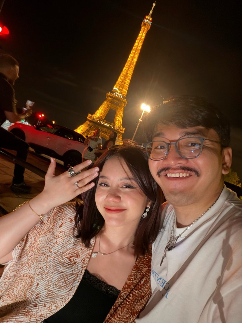 Sisil eks JKT48 Dilamar Sisil eks JKT48 dilamar di depan Menara Eiffel. Foto: Dok. Instagram @set1awanade