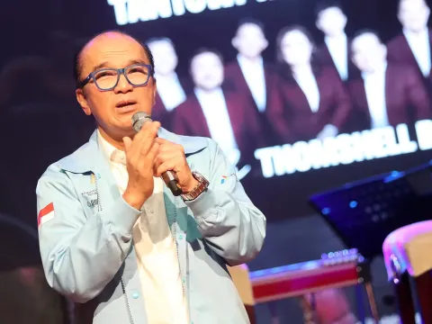 Tantowi Yahya dalam konferensi pers Strings of Equator