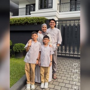 Tya Ariestya bersama keluarga