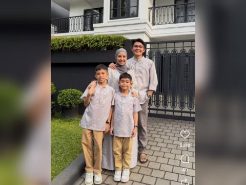 Tya Ariestya bersama keluarga