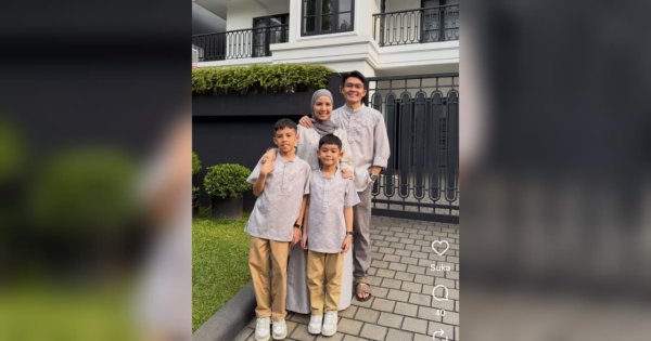 Tya Ariestya bersama keluarga