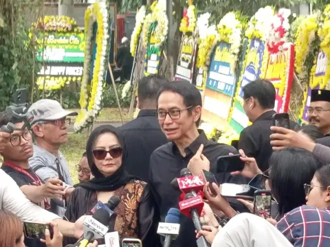 Addie MS bersama Memes hadir melayat di kediaman Guruh Sukarnoputra