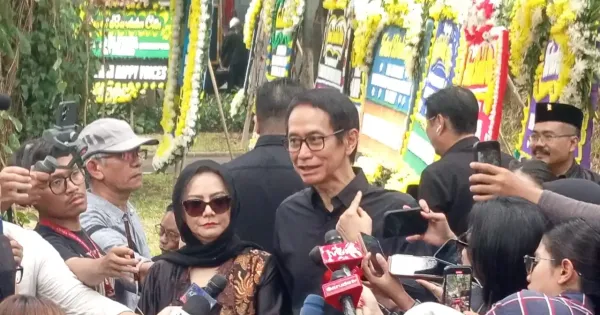 Addie MS bersama Memes hadir melayat di kediaman Guruh Sukarnoputra Addie MS bersama Memes hadir melayat di kediaman Guruh Sukarnoputra