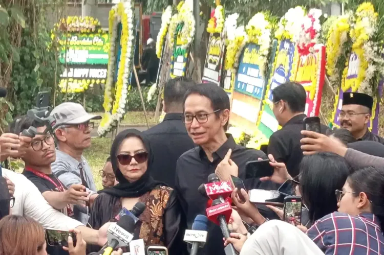 Addie MS bersama Memes hadir melayat di kediaman Guruh Sukarnoputra