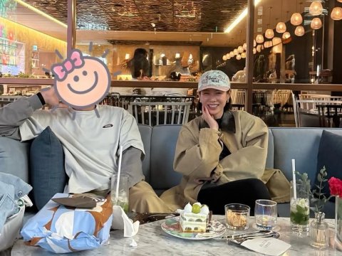 Alasan Son Ye Jin tutupi muka Hyun Bin pakai sticker