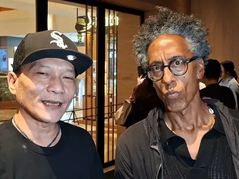 Andre Royo bersama musisi dan aktor Iwa K usai nonton film Suanggi