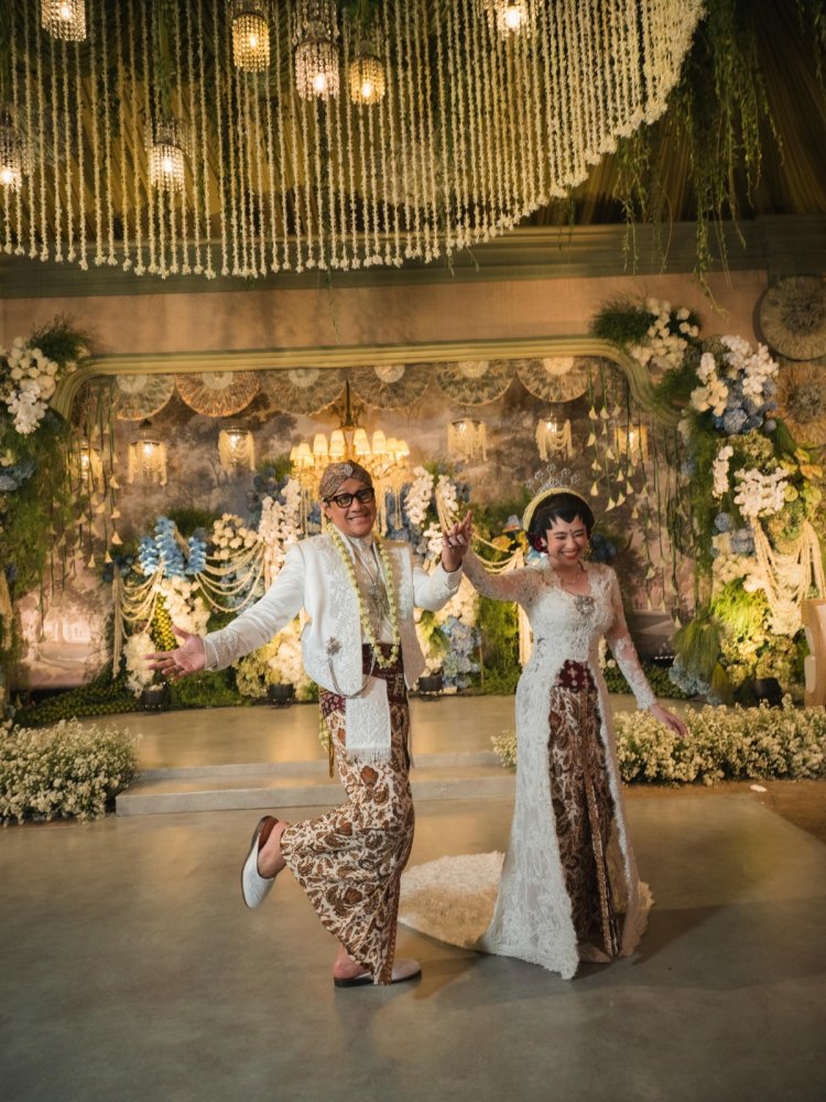 Andre Taulany dan Amanda Rigby Menikah Andre Taulany dan Amanda Rigby serasi dalam busana pengantin putih. Foto: Dok. Instagram @andreastaulany