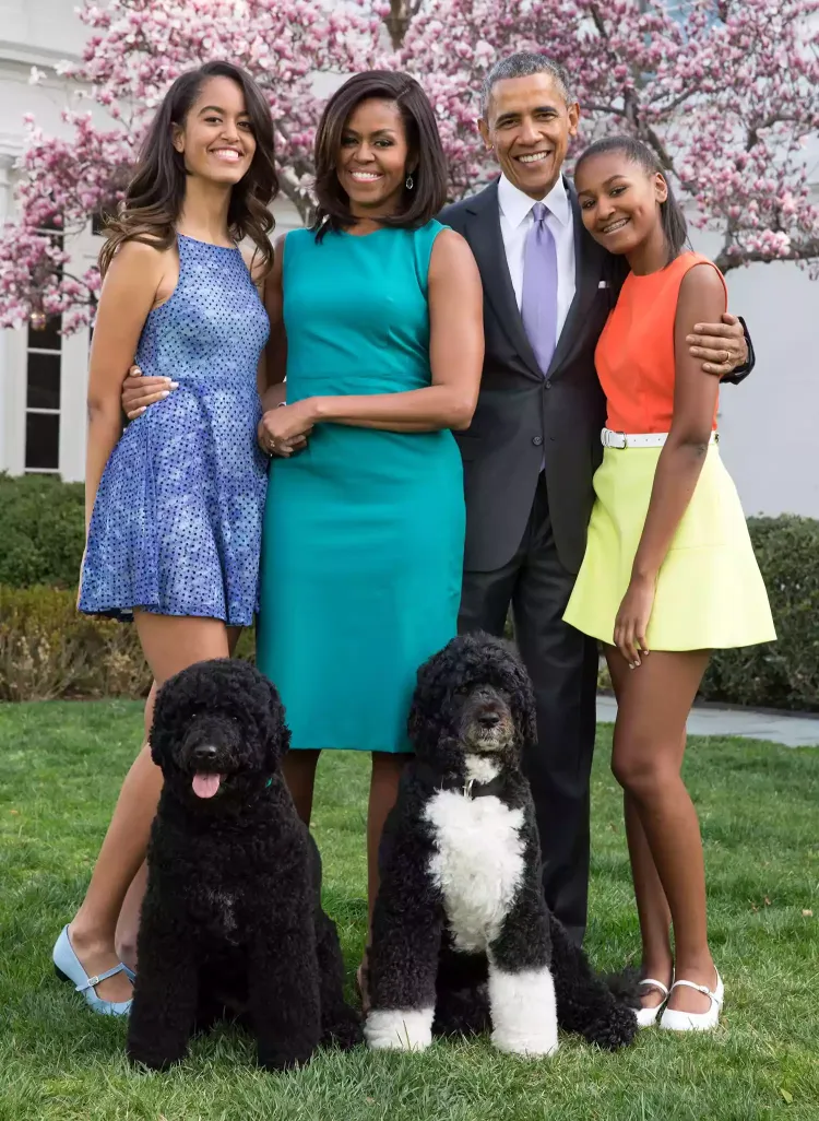 Anjing Barack Obama Sunny dan Bo (anjing dengan bulu putih di dada) bersama keluarga Obama. Foto: Dok. Pete Souza/Getty via People