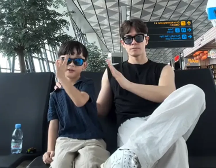 Anthony Xie dengan sang buah hati Anzel