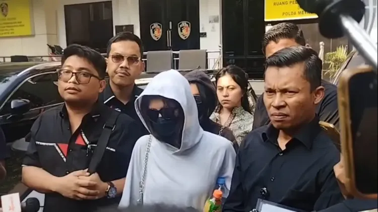 ANW saat menyampaikan pelaporan di Polda Metro Jaya
