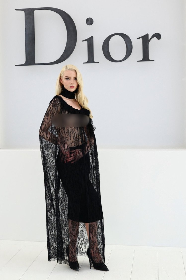 Anya Taylor-Joy Dior PFW 2026 Anya Taylor-Joy tampil mengenakan busana transparan. Foto: Dok. X @21metgala