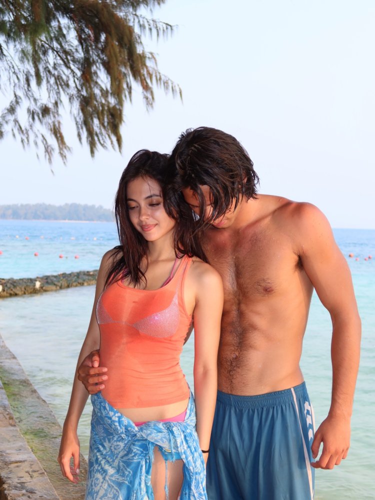 Arya Mohan dan Raisa Marie berpose bak pasangan kekasih. Foto: Dok. Instagram @aryamohan7