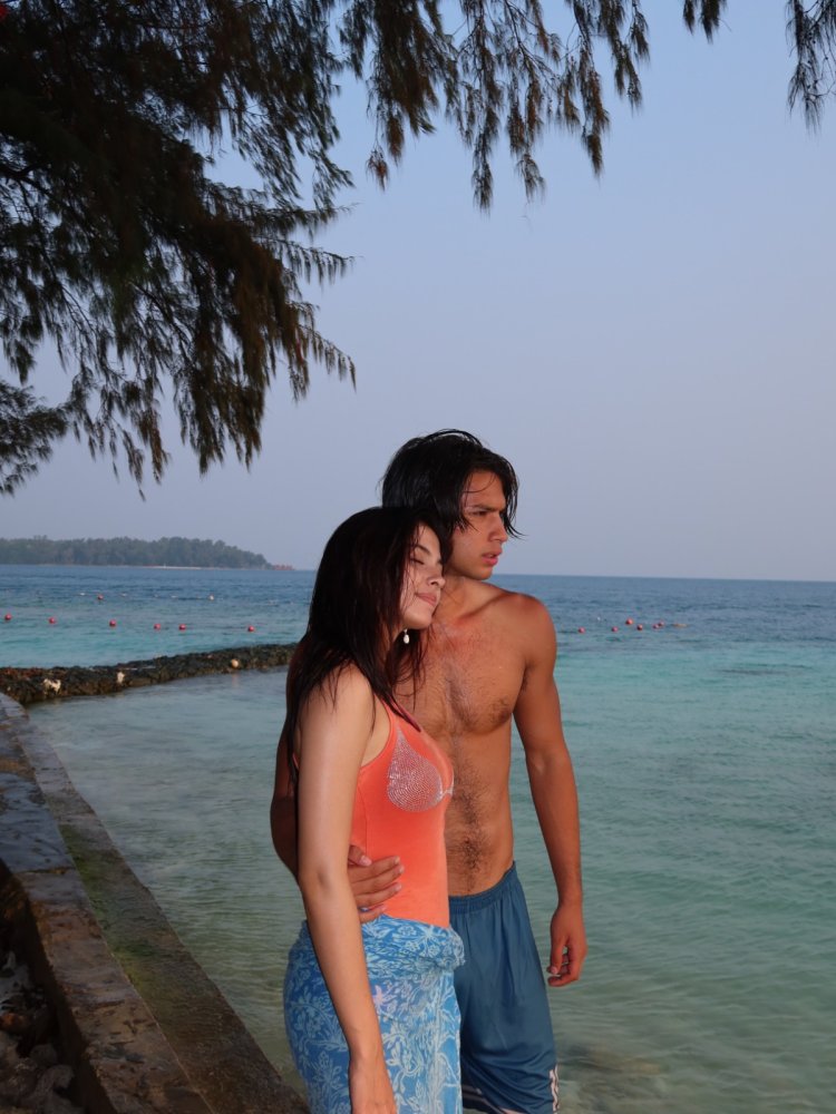 Arya Mohan dan Raisa Marie berpose mesra di pantai. Foto: Dok. Instagram @aryamohan7