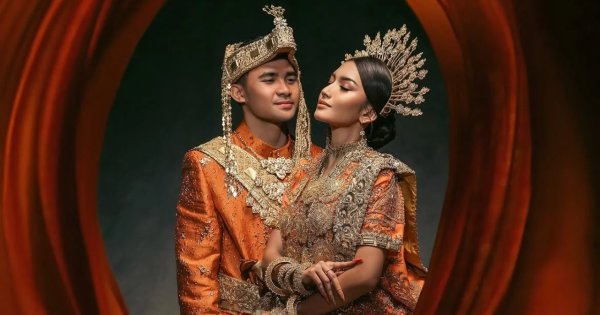 Asnawi Mangkualam dan Yuriska Patricia Asnawi Mangkualam dan Yuriska Patricia