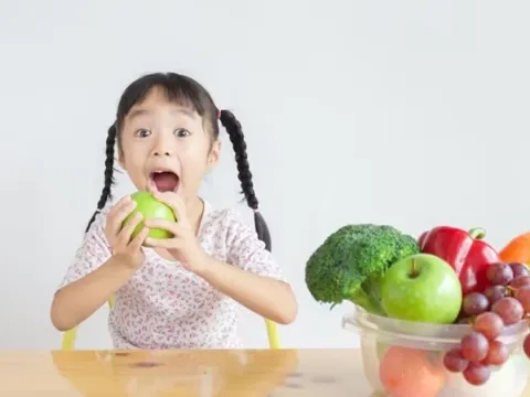 Asupan jenis makanan pada bayi dan anak memiliki tahapan demi adaptasi dan kesehatan sistem pencernaan