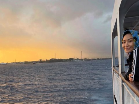 Ayu Dewi Pulang dari Bangkok Terdampak Erupsi Anak Krakatau