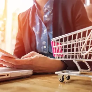 Belanja barang premium di E-Commerce membutuhkan pertimbangan matang