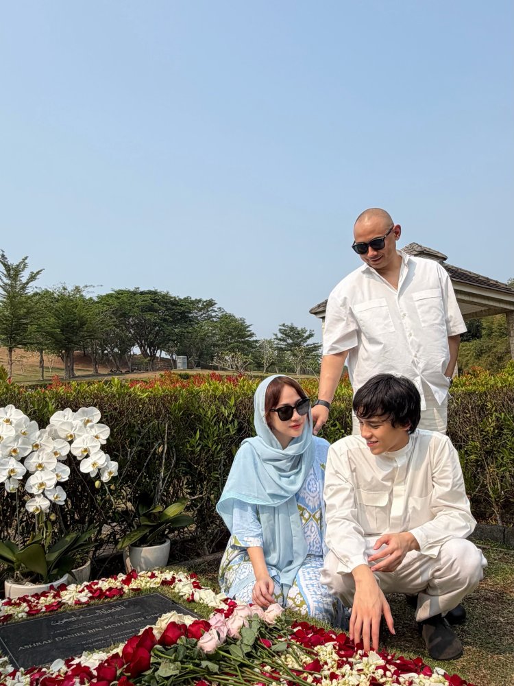 Bunga citra lestari bcl tiko ashraf noah sinclair BCL, Noah Sinclair, dan Tiko Aryawardhana saat berziarah ke makan Ashraf Sinclair (Foto: Instagram/itsmebcl)