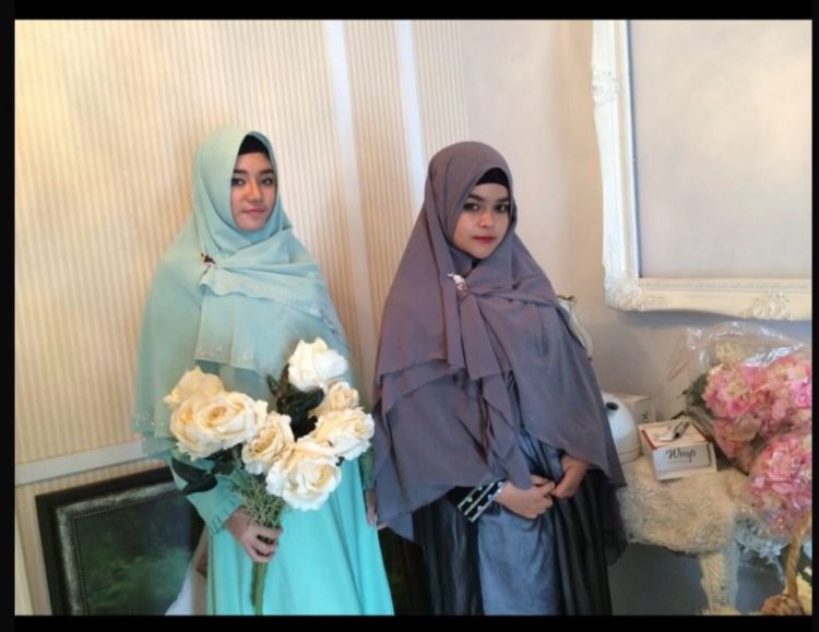 Clara Shinta (kiri) saat pertama kali mencoba memakai hijab (Foto: Instagram/clarashintareal)