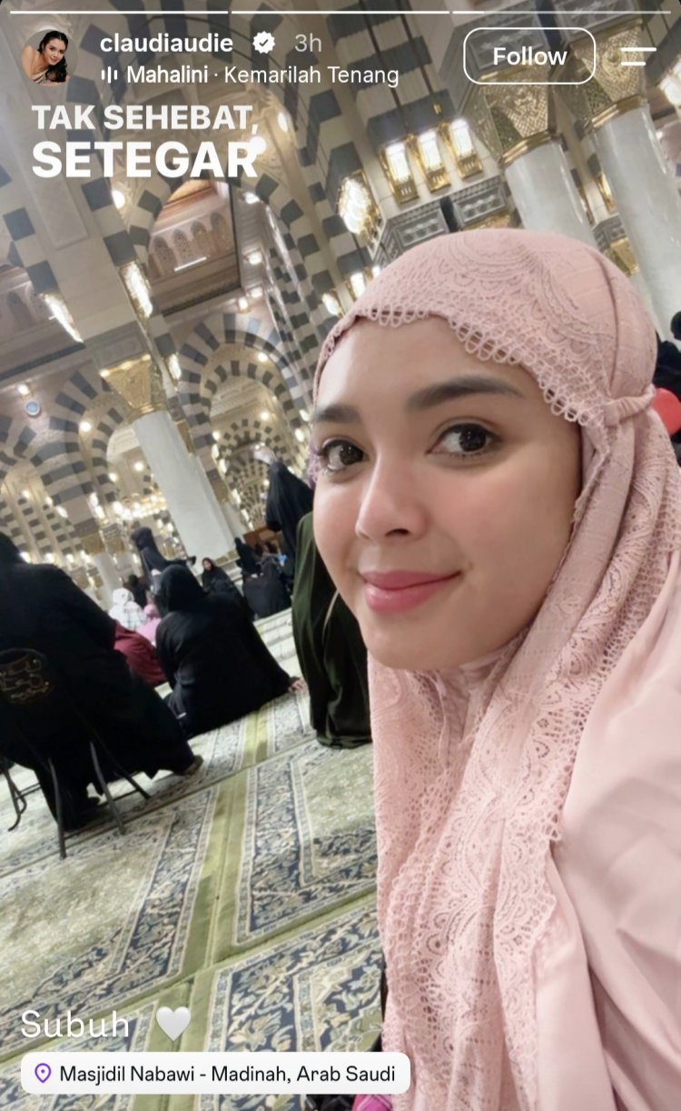 Claudia andhara umrah Claudia salat subuh di Masjidil Haram (Foto: Instagram/claudiaudie)