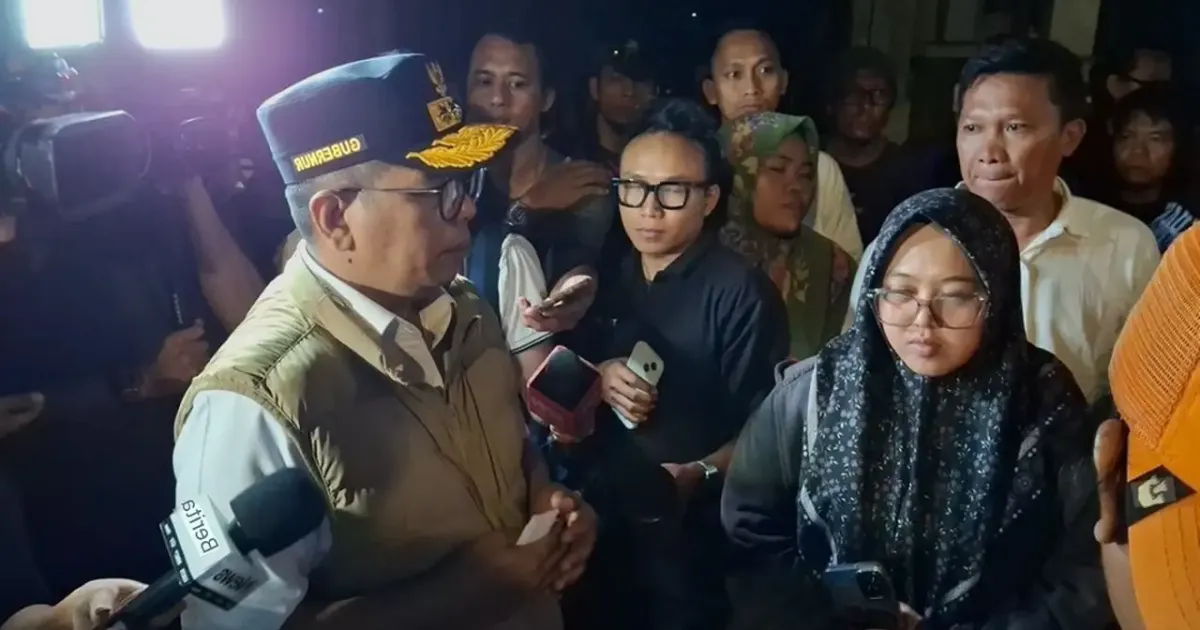 Desi istri fotografer Antara saat bertemu Gubernur Banten, Andra Soni di pos SAR Carita