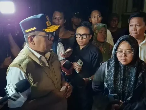 Desi istri fotografer Antara saat bertemu Gubernur Banten, Andra Soni di pos SAR Carita
