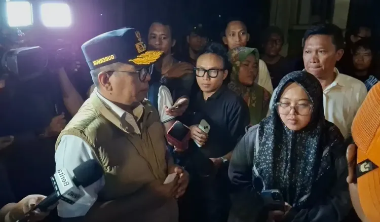 Desi istri fotografer Antara saat bertemu Gubernur Banten, Andra Soni di pos SAR Carita