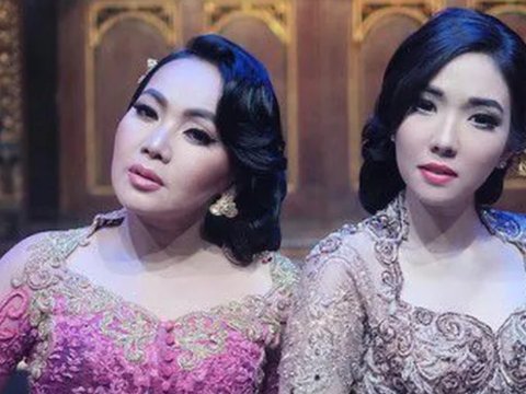 Dewi Gita dan Gisella Anastasia saat jadi sinden OVJ Dewi Gita dan Gisella Anastasia saat jadi sinden OVJ