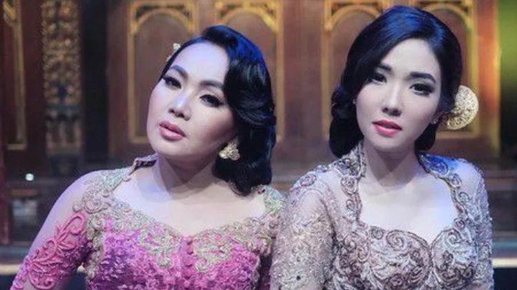 Dewi Gita dan Gisella Anastasia saat jadi sinden OVJ