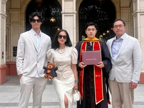 Diah Permatasari dan keluarga