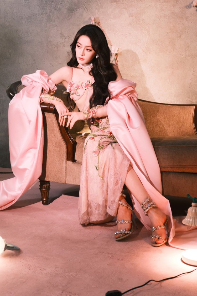 Detail lengan dramatis yang memanjang hingga menyentuh lantai. Foto: Dok. Weibo
