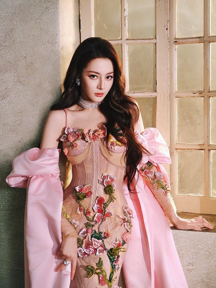 Dilraba Dilmurat Dress Indonesia (2) Detail riasan wajah dan rambut Dilraba Dilmurat. Foto: Dok. Instagram @maquinnofficial