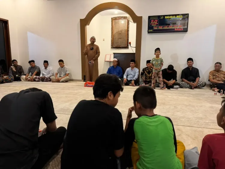 Doa bersama di masjid di lingkungan tempat tinggal jurnalis Yudistiro Pranoto