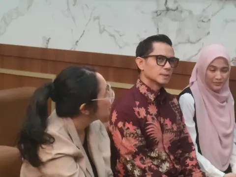 Dude Harlino dan Alyssa Soebandono di Pengadilan Negeri Depok