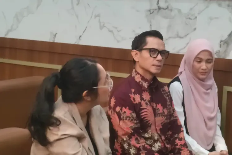 Dude Harlino dan Alyssa Soebandono di Pengadilan Negeri Depok