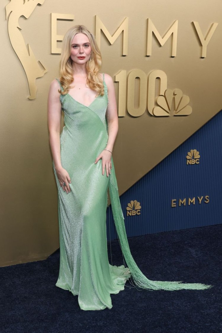 Elle Fanning Emmy Awards 2026 Elle Fanning dalam balutan gaun dari Ralph Lauren. Foto: Dok. X @style_starss