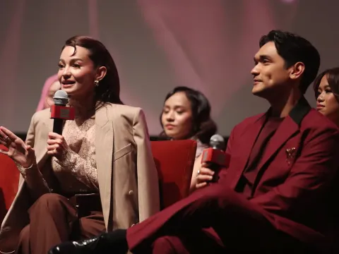Enzy Storia bersama Afgan di Gala Premiere Agensi Rumah Tangga