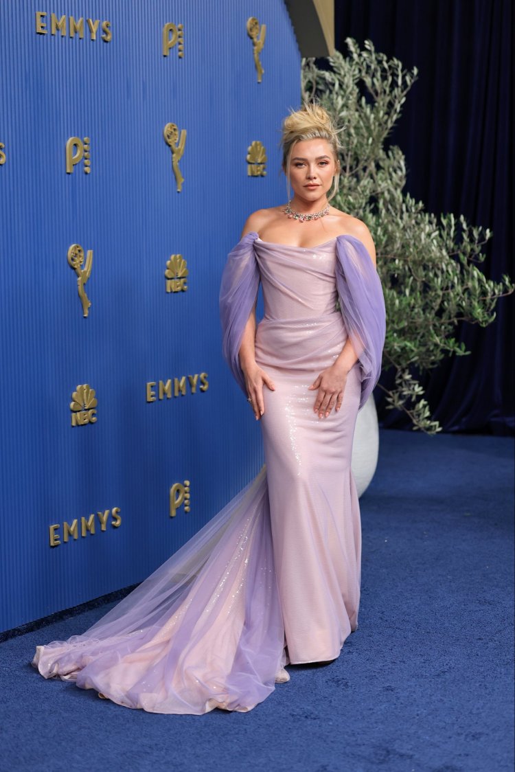 Florence Pugh Emmy Awards 2026 Florence Pugh mengenakan gaun ungu dari Vivienne Westwood. Foto: Dok. X @PageSix