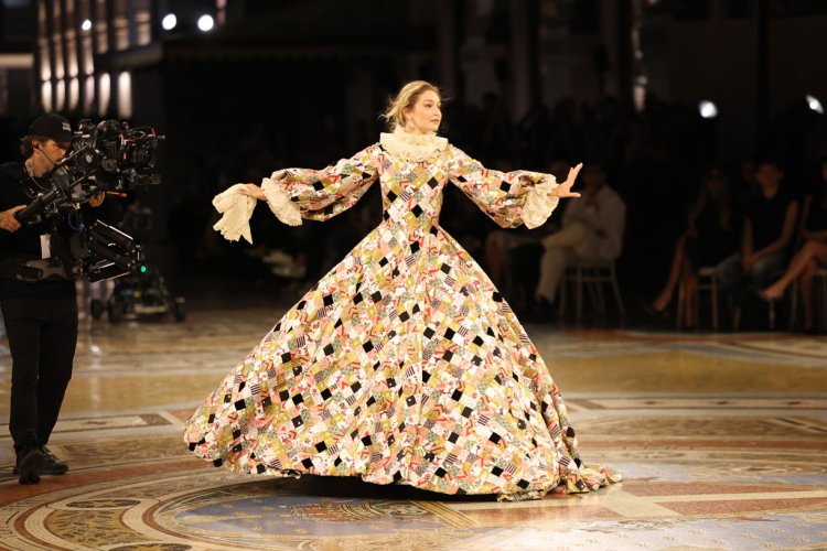 Gaun dari Valentino yang dikerjakan selama 1.680 jam. Foto: Dok. Getty via X @JustJared